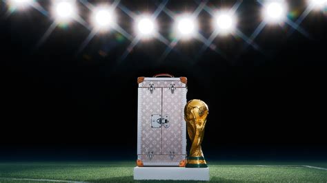 pallone louis vuitton calcio|Come nasce il baule della Coppa del mondo firmato .